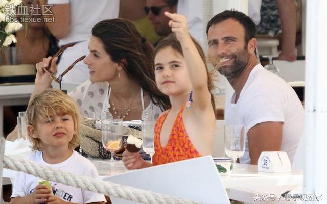 14岁维密史上最年轻的天使,刘雯维密走秀上演足球宝贝