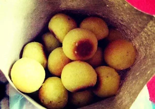 天津传统煎饼果子 (煎饼果子是天津人的小吃)