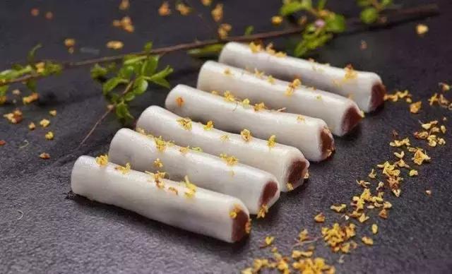 天津传统煎饼果子 (煎饼果子是天津人的小吃)