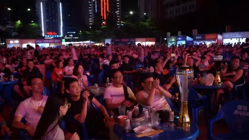 心动的美食，感动的表演，躁动的狂欢观球，足球宝贝在省体等你相约哦！