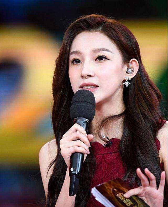 央视主持人马凡舒写真,世界杯马凡舒和她的搭档