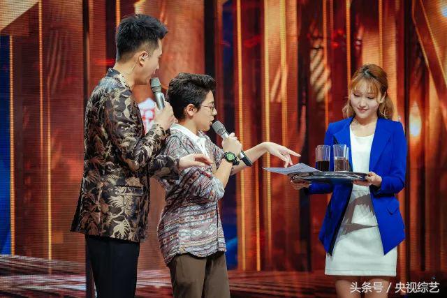 前喀麦隆国青队队员展示花式足球脚法,黄金舞台秒变绿荫场!