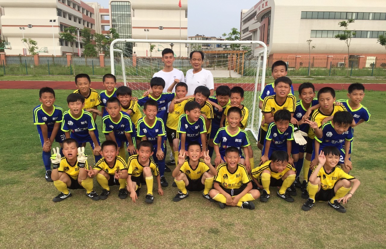 明明可以靠颜值,偏偏追逐足球梦