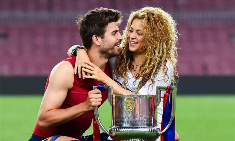 c罗女友秀戒指,c罗女友秀