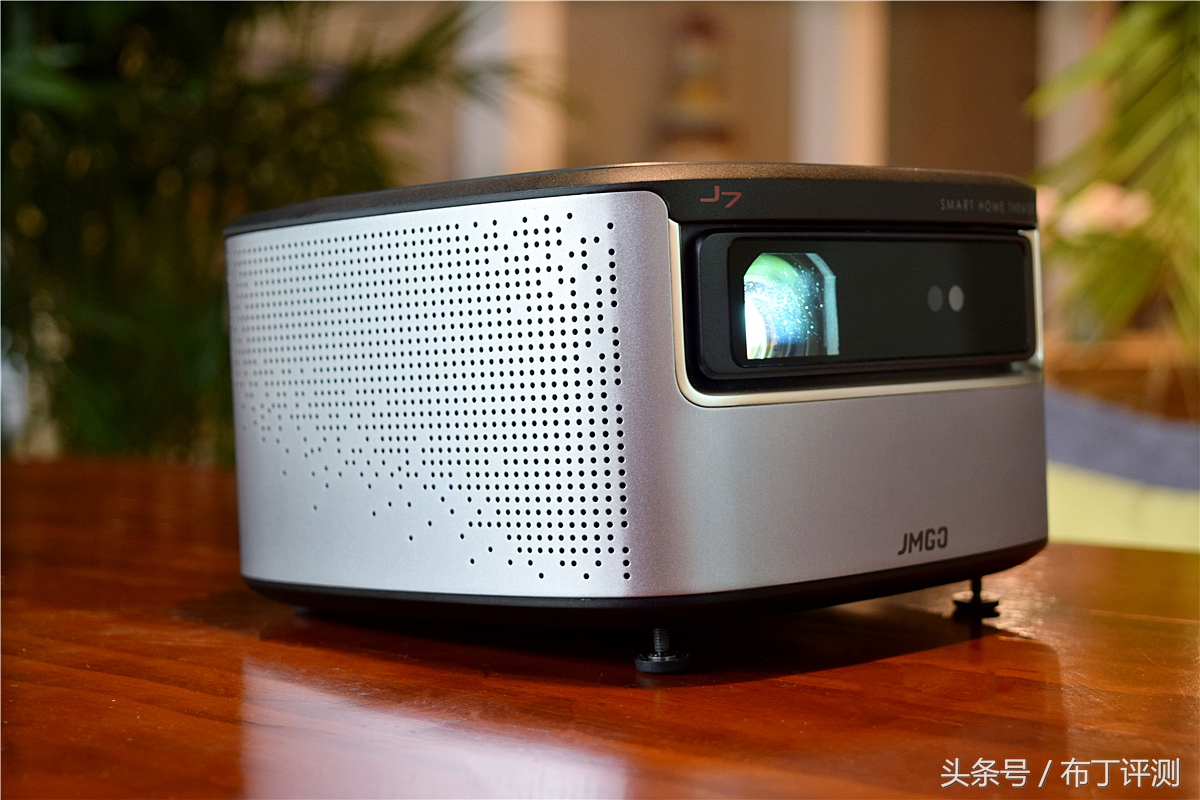 坚果j7s多少流明,坚果j7是长焦还是短焦