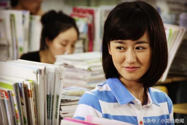 牛仔裤晾阳台一个月未收，无意中发现裤裆里有草，仔细一看乐了