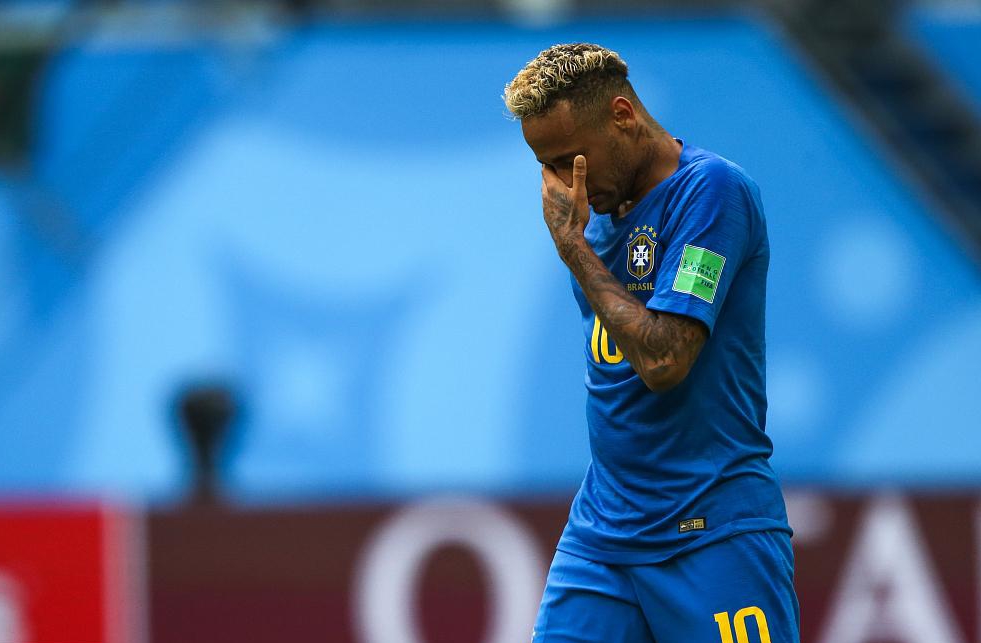 内马尔球袜脚被踢破,内马尔穿黑色球袜