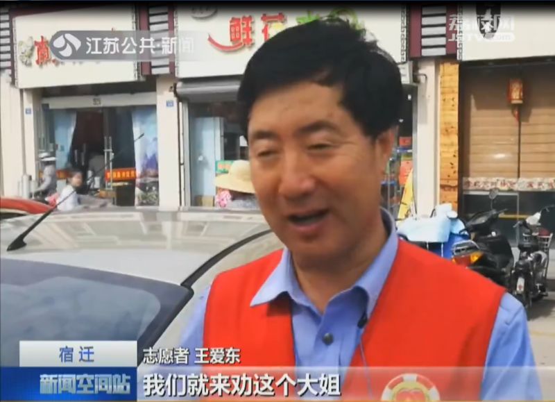 奔驰和奔驰当街“顶牛”，谁都不让谁！志愿者大叔一开口，神了……