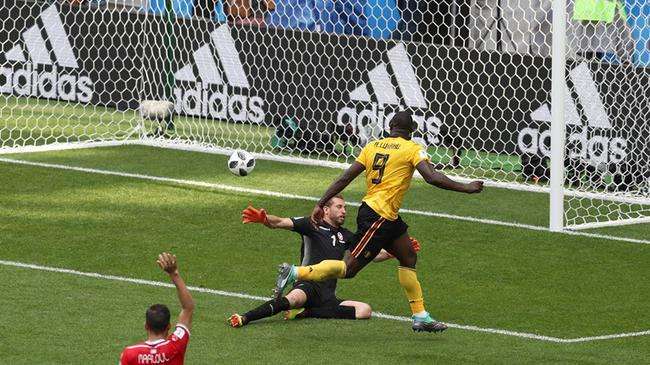 世界杯，黑人球员为欧洲球队打进了白人球员把守的非洲球队球门