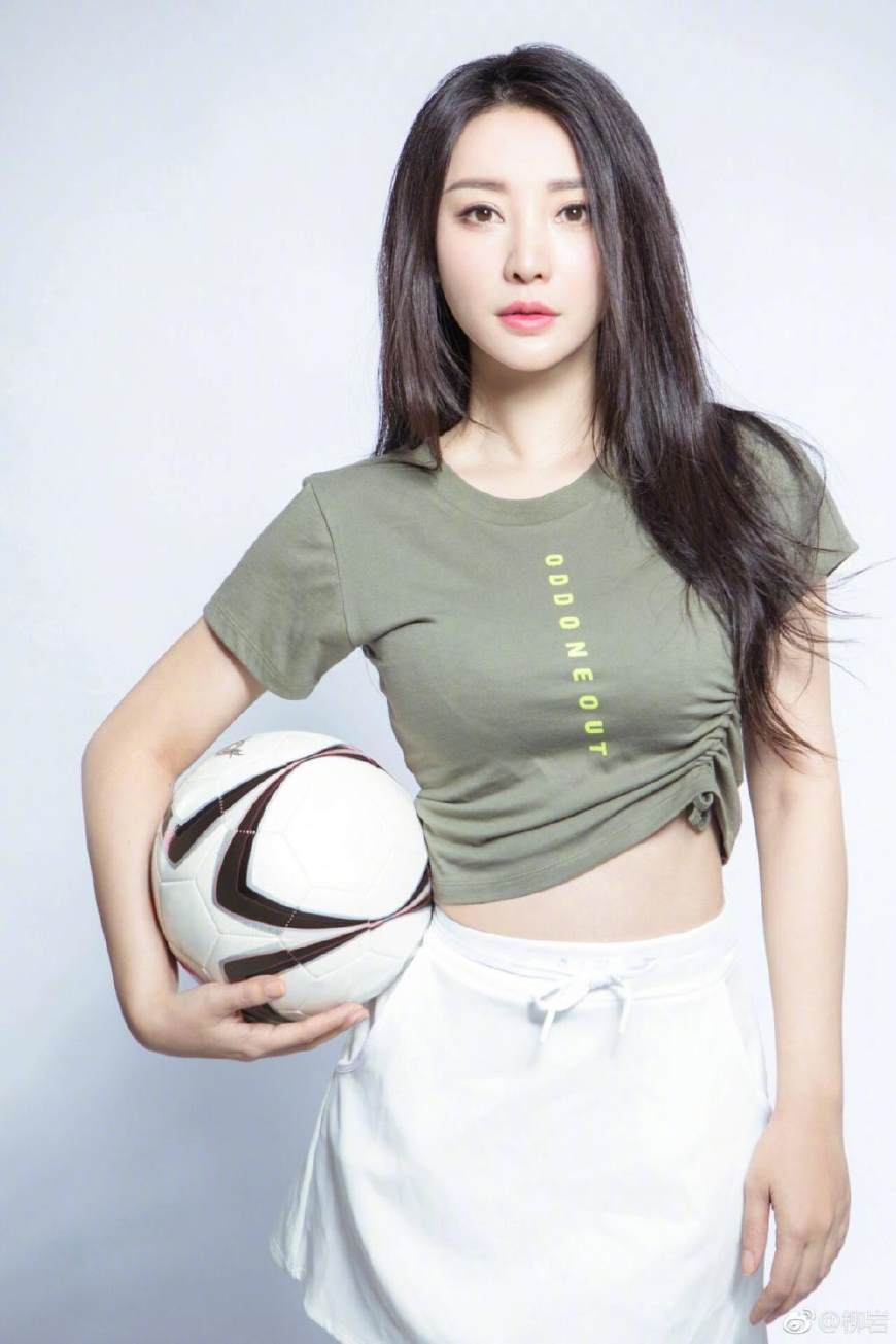 柳岩清凉白裙助阵世界杯直播,柳岩世界杯晒照片