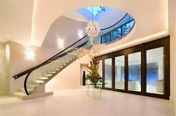 梅西到底有多少钱买了多少套房,梅西一个月工资多少钱