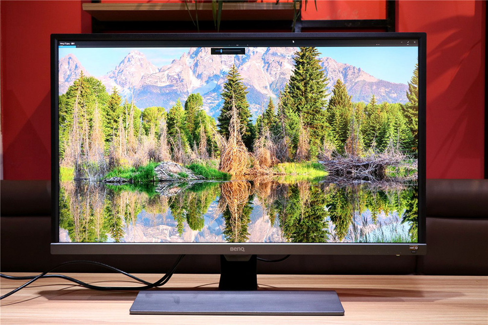 分享我自己在书房用的32英寸显示器,影音娱乐都很爽!