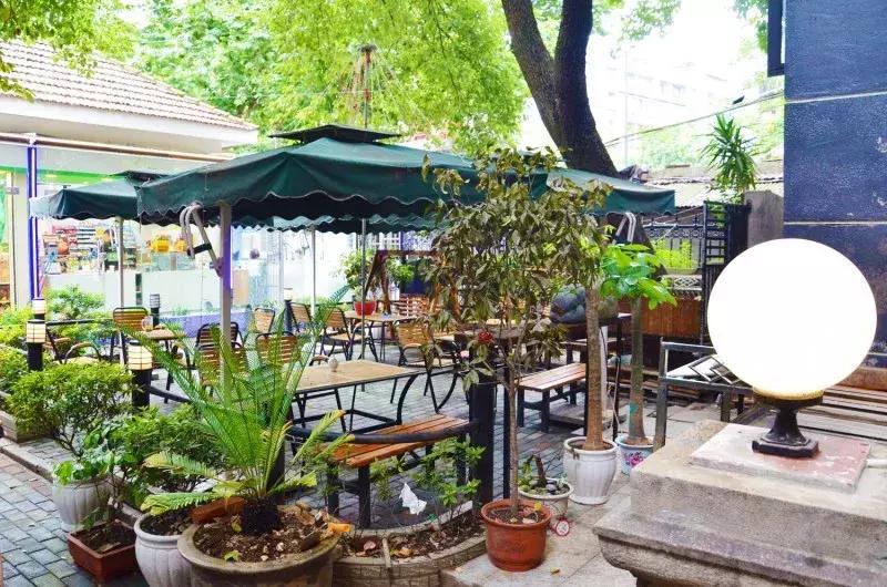 武汉美食必吃推荐粮道街饼夹烧卖,武汉一元路怪味烧饼几点开门