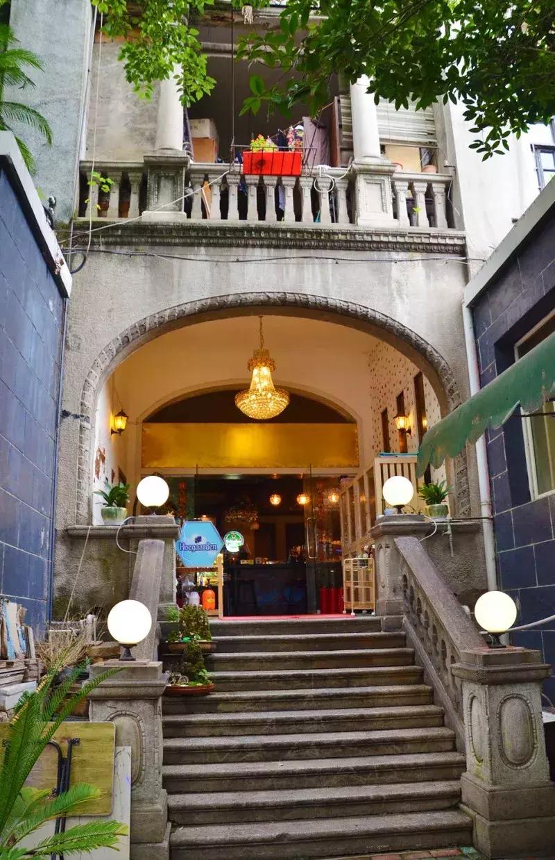 武汉美食必吃推荐粮道街饼夹烧卖,武汉一元路怪味烧饼几点开门