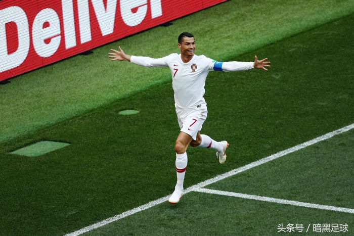 伊朗球迷出招!酒店外吹喇叭干扰葡萄牙睡觉C罗气的摇手指