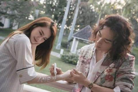 戚薇与老公李承铉晒出写真照，好养眼！女儿摘掉墨镜后，都笑了