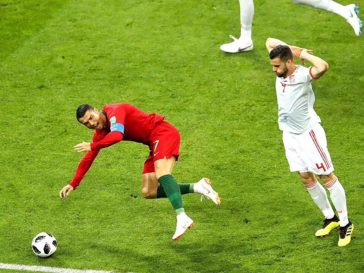 先不粉你了C罗！我被球场上那个化妆纹眉定发型的精致蓝孩吸引了