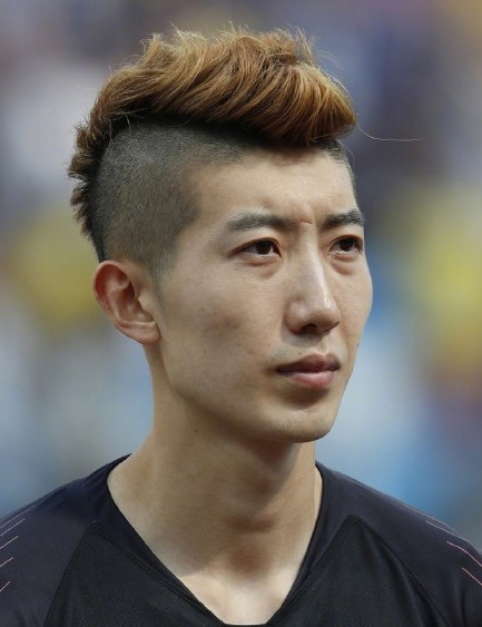 先不粉你了C罗！我被球场上那个化妆纹眉定发型的精致蓝孩吸引了