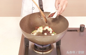 铁锅炖鱼的最正宗的做法视频,东北铁锅炖鱼正宗做法