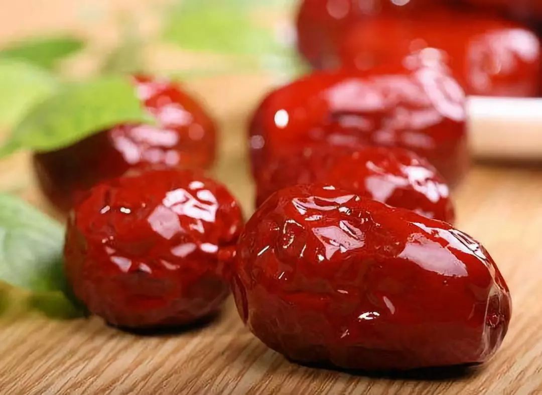 16岁女孩月经不正常脸上长满痘痘,女生16岁没长青春痘