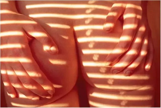 PP、腋下、手肘、三角区发黑暗沉？日本女*爱性**用好物，抹一抹，4周白嫩如少女！