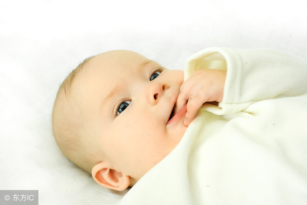 宝宝吃手原因,怎么解决宝宝吃手的问题