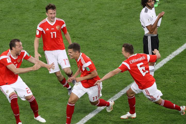 苏亚雷斯凌空任意球,苏亚雷斯俄罗斯任意球贴地斩