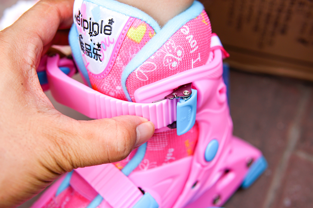 带辅助轮的溜冰鞋,儿童乐秀轮滑鞋新款