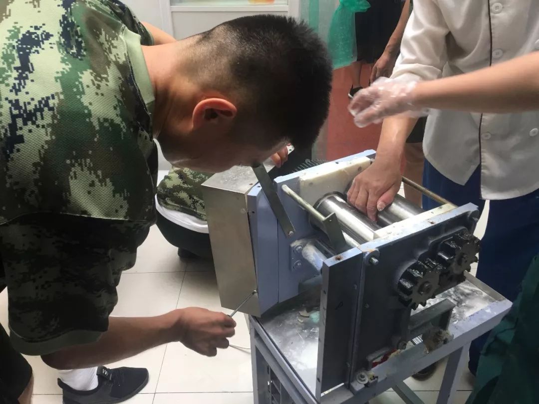 压面机卡手消防巧救援