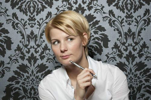 喜欢舔嘴唇的女人心理分析,女的舔嘴唇的人的心理