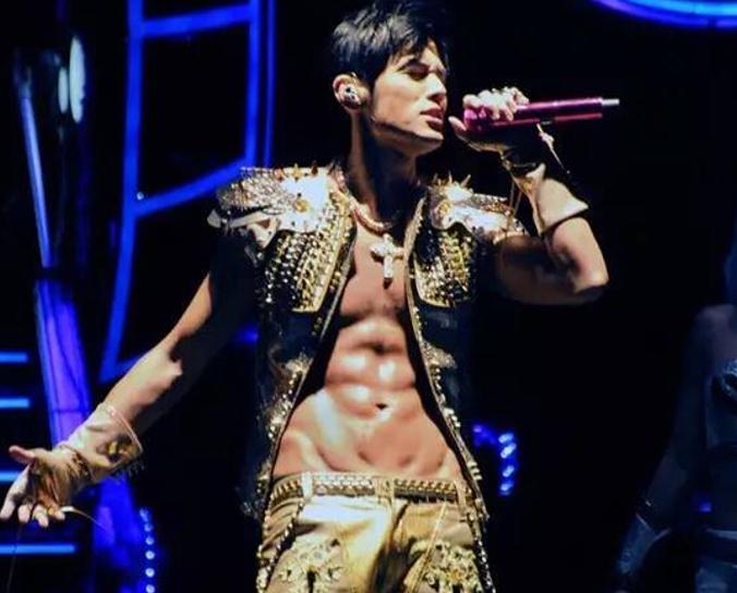 为啥说周杰伦是喝奶茶变胖的,周杰伦身材发福喝奶茶