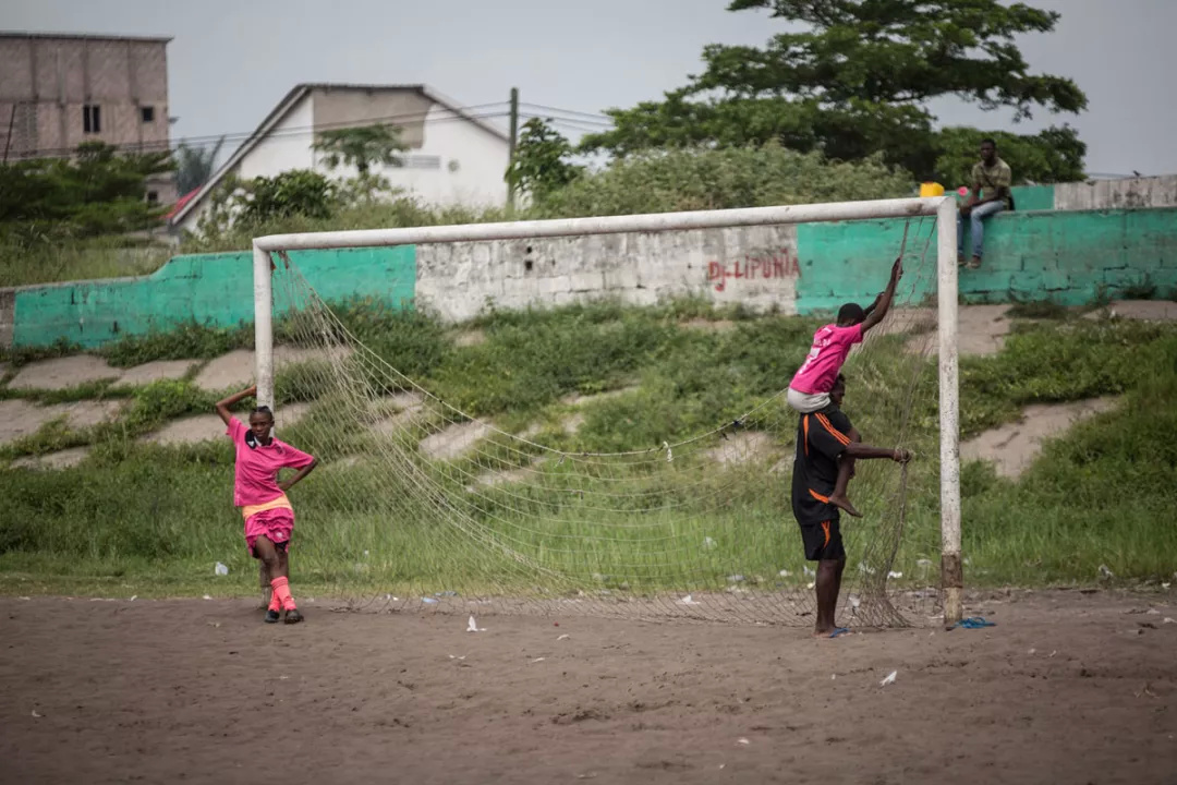 足球场奇葩时刻集锦,世界上最奇葩的足球场