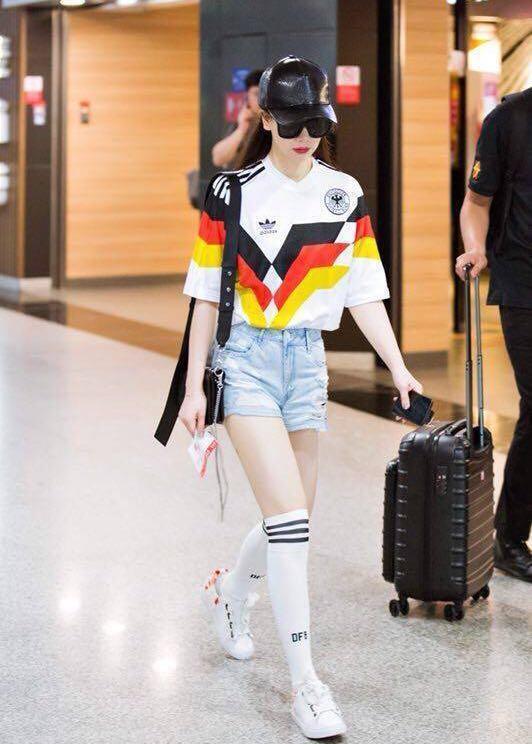 戚薇衬衫写真,戚薇穿搭格纹衬衣