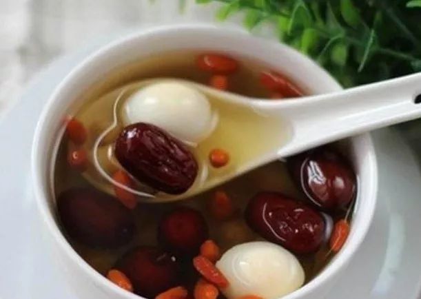 十八岁女孩脸上长满青春痘怎么办,15岁女孩脸上青春痘