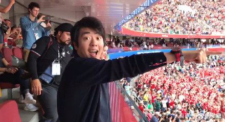 郎朗现身世界杯求偶遇，郎朗瘦了米卢老了，郎朗的坐姿引争议！