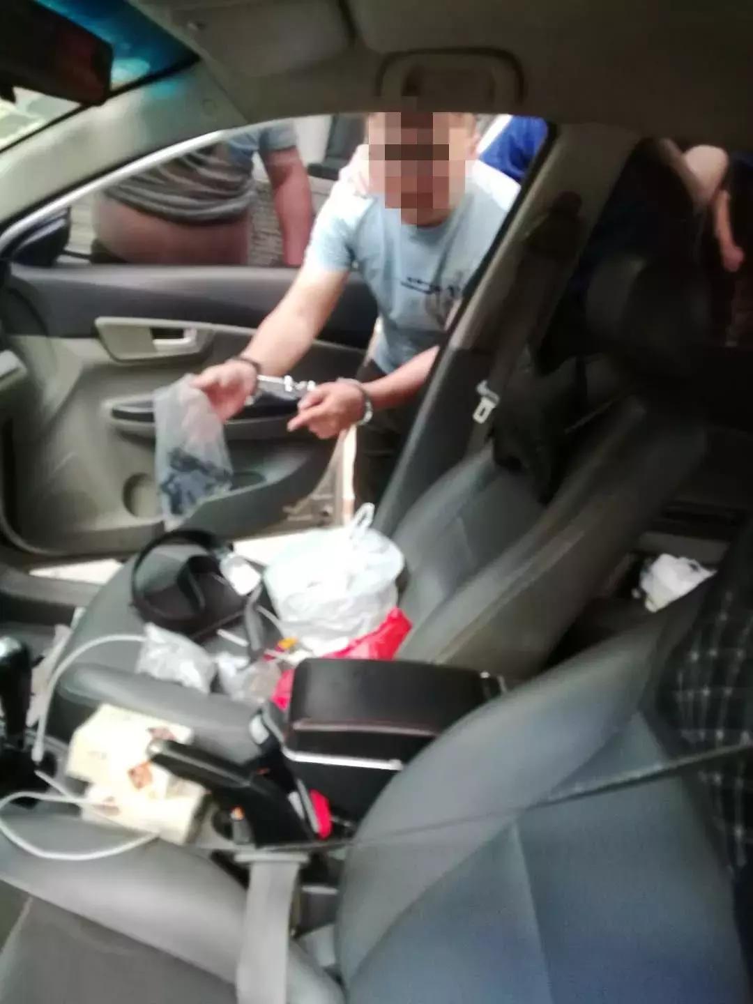 刑警支队破获一起网络贩枪案件,破获特大贩枪