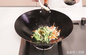 凉菜芥末黄瓜凉皮,黄瓜拌凉皮放什么调料