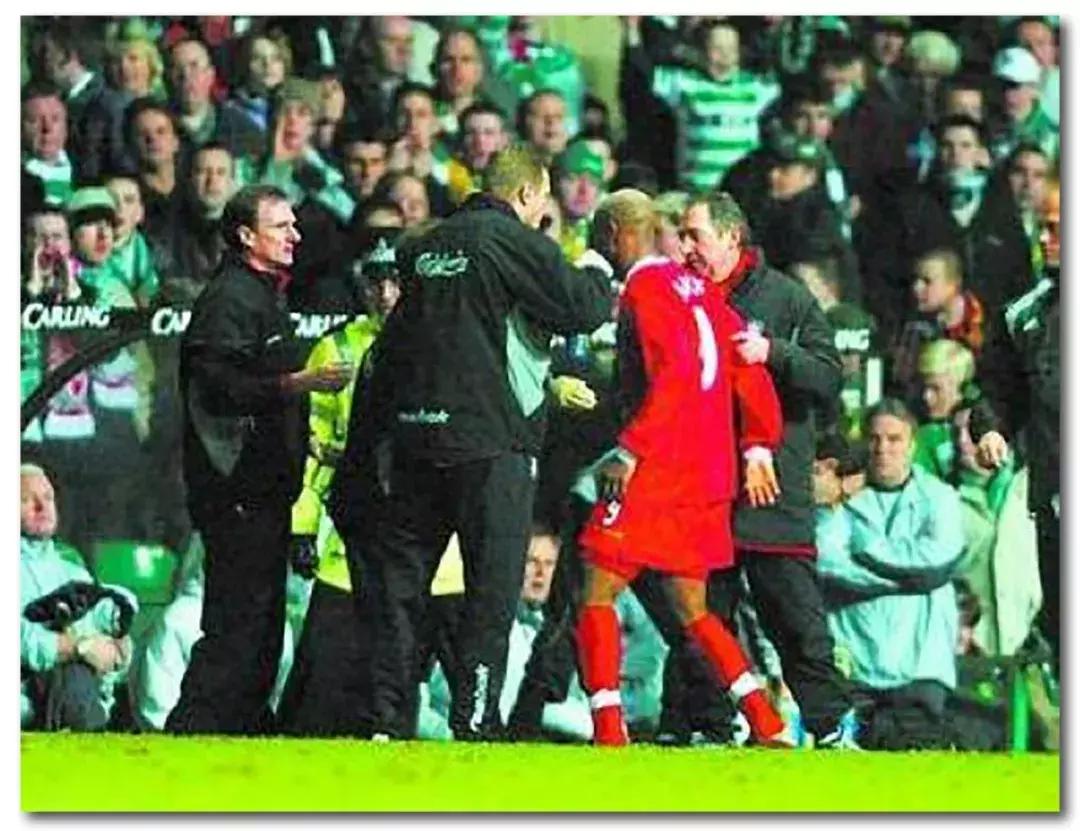 足球场上球员吐痰是什么行为,足球运动员为啥总吐痰