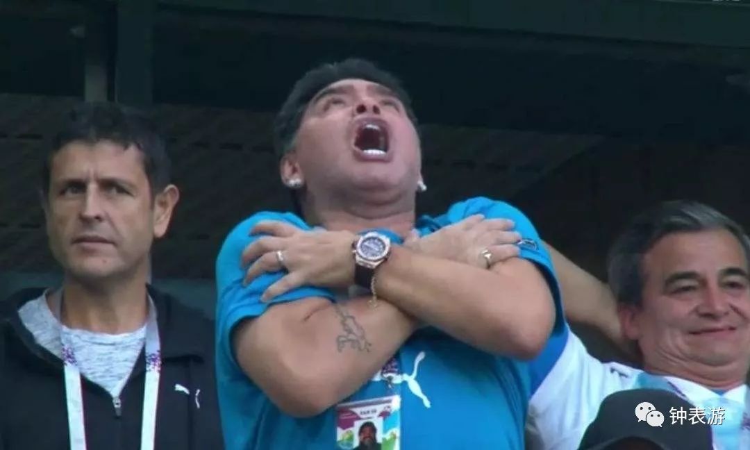 世界杯运动员戴什么表,世界杯裁判带领球员入场