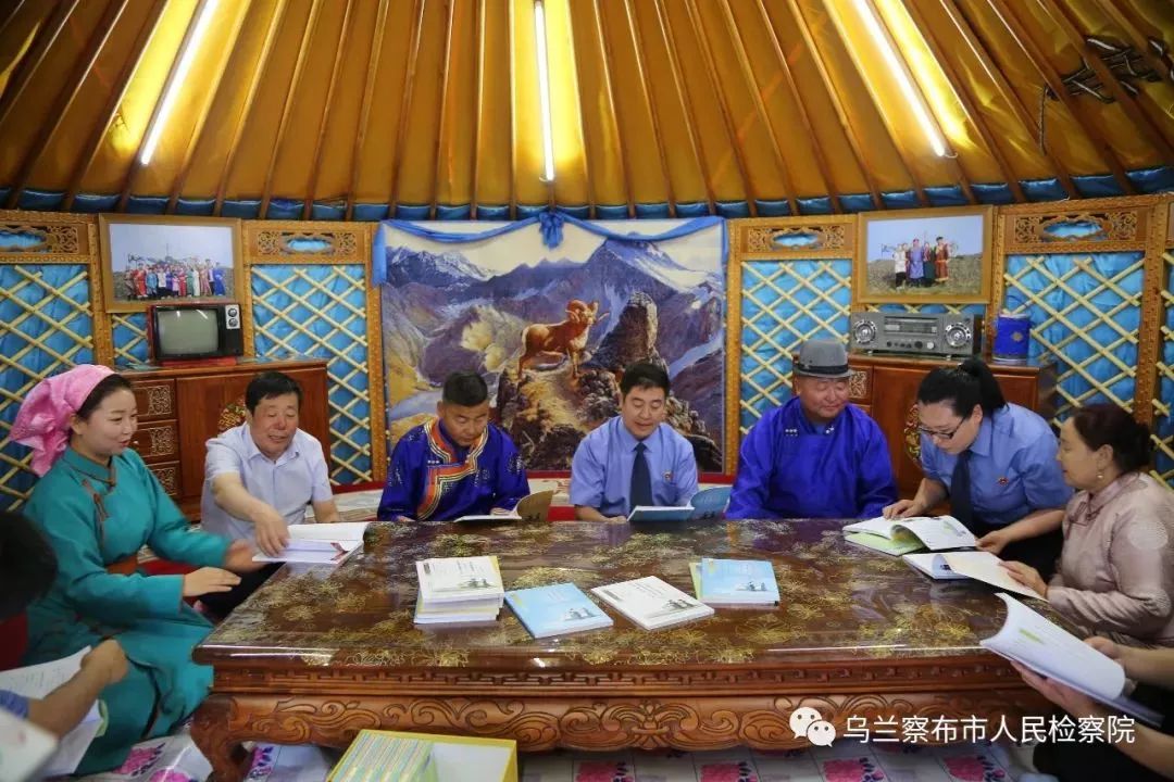 书香进草原乌兰察布市检察机关开展《普法宣传教育丛书（蒙古文）》送基层活动