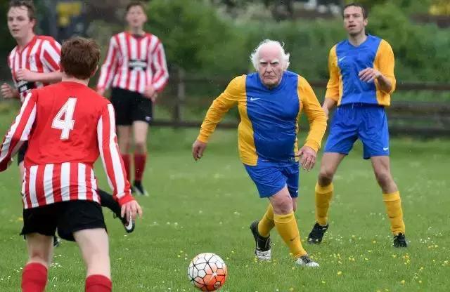 世界杯里无病号！82岁英国老爷爷靠足球抗癌，业余踢球已经近70年