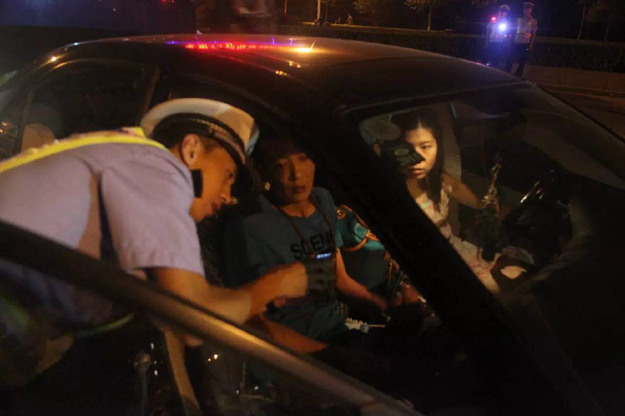 新车六年免检还要去领电子标签吗,新车六年免检需要去车管所审车么