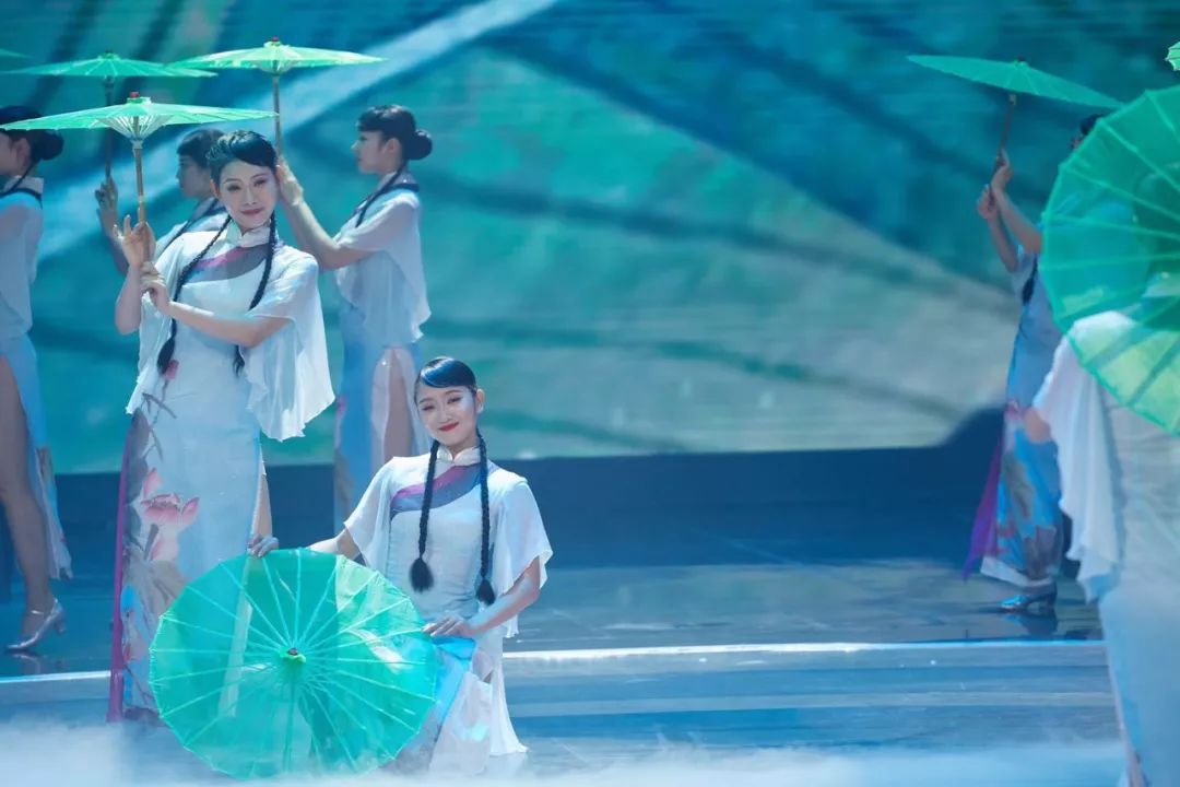 世界杯球员疯抢的那颗足球,踢到了央视的舞台上