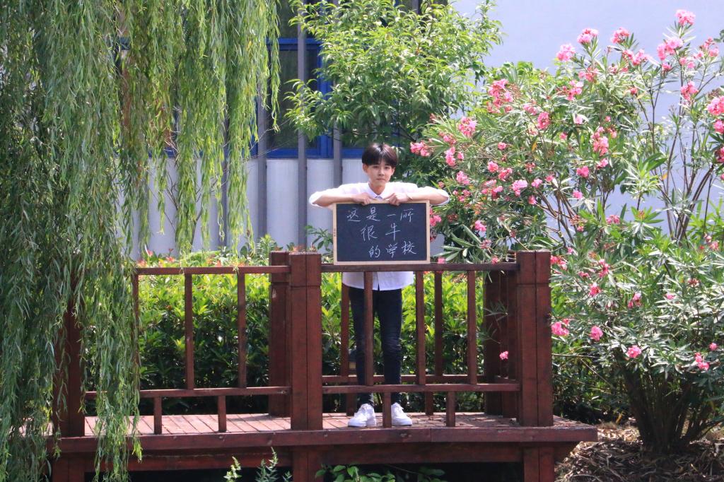 这是一个学校英语怎么写,填空题这是一个什么什么的湖