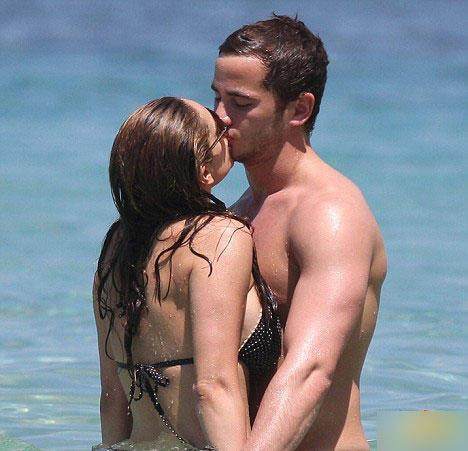 女人看世界杯看的是颜值,女的看足球比赛