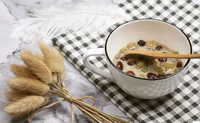 当绿豆汤变成“红豆汤”，营养损失巨大！学会一招，喝纯正绿豆汤