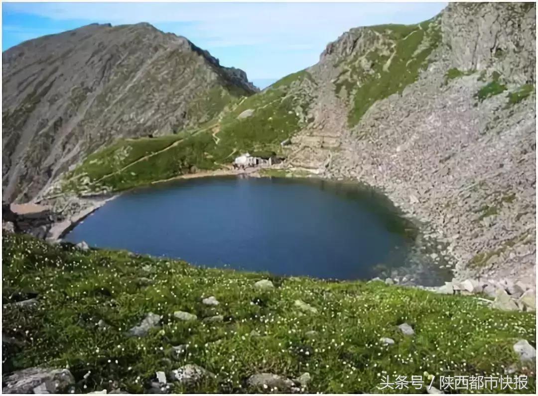 网传西安四驴友太白山“仙湖”里游野泳驴友圈怒了！