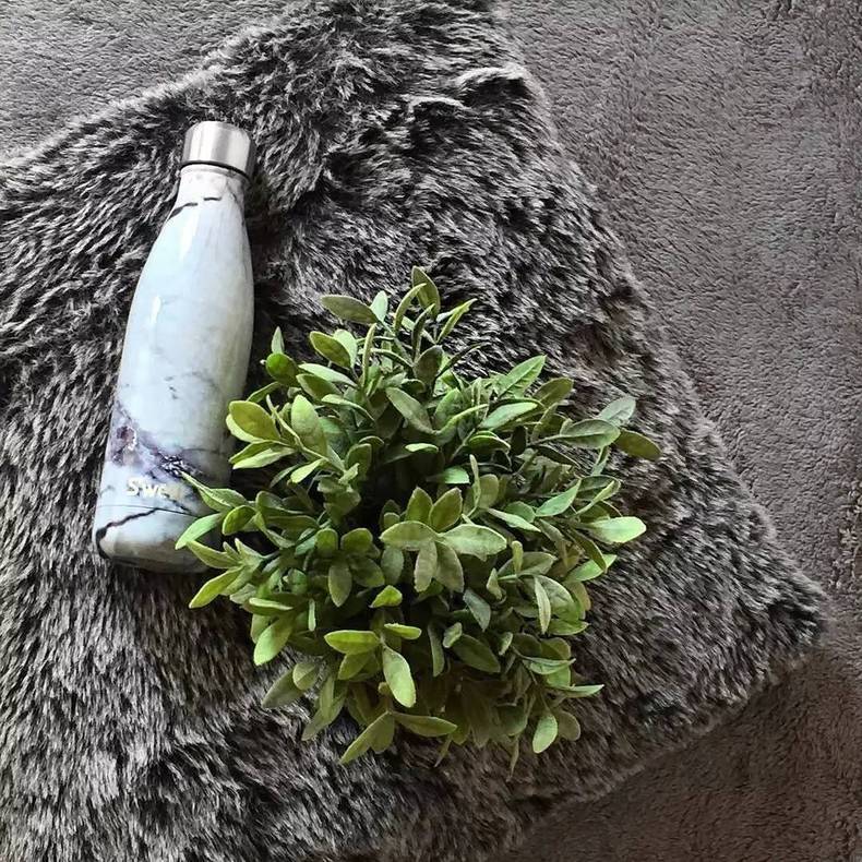 当代女孩喝奶茶,女孩子的快乐都是一杯奶茶给的