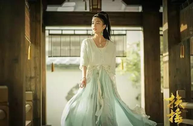 15岁“被P裸照,辍学,陪睡”?如今复出演大IP又被关系户截胡?