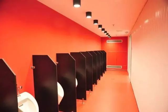 致敬梅西和c罗的十个美丽时刻,梅西跪草坪